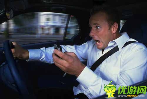 司機(jī)紅燈時(shí)玩手機(jī) 車輪前行65米？