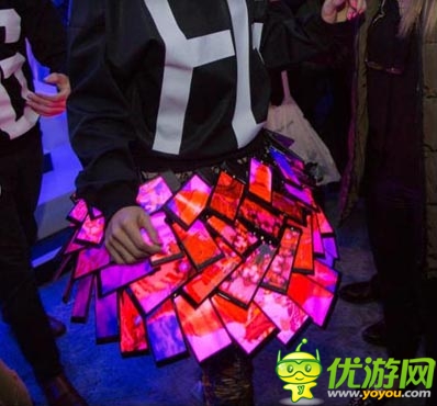 Nokia X時尚亮瞎眼:80只手機組成智慧裙