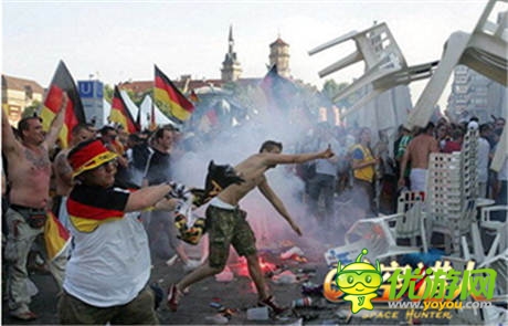 ”騷年“又要打砸搶？大批足球流氓正在來(lái)襲