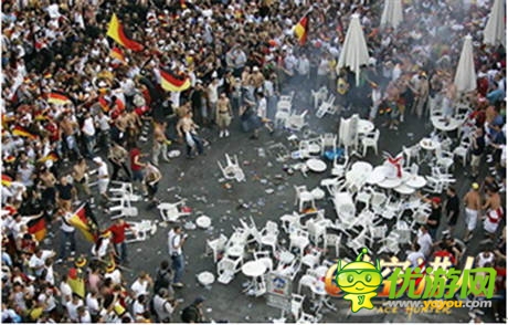 ”騷年“又要打砸搶？大批足球流氓正在來(lái)襲