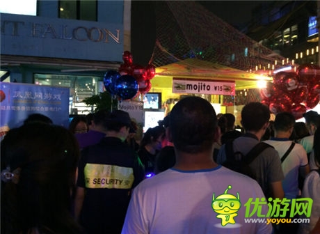 后海大鯊魚獻(xiàn)唱 鳳凰游戲閃耀三里屯