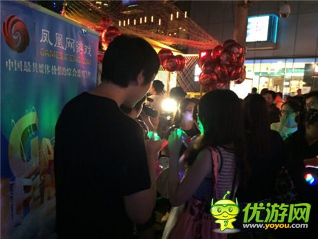 后海大鯊魚獻(xiàn)唱 鳳凰游戲閃耀三里屯