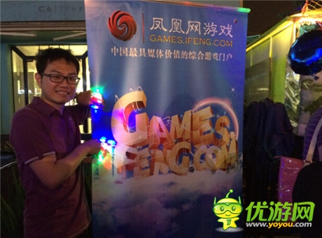 后海大鯊魚獻(xiàn)唱 鳳凰游戲閃耀三里屯