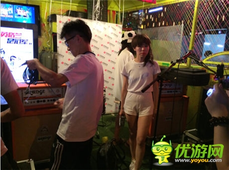 后海大鯊魚獻(xiàn)唱 鳳凰游戲閃耀三里屯