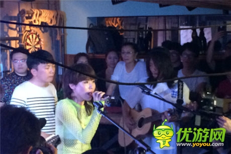 后海大鯊魚獻(xiàn)唱 鳳凰游戲閃耀三里屯