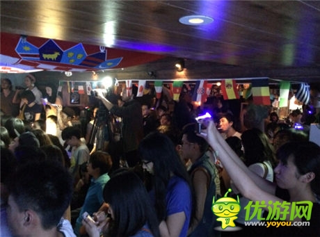 后海大鯊魚獻(xiàn)唱 鳳凰游戲閃耀三里屯