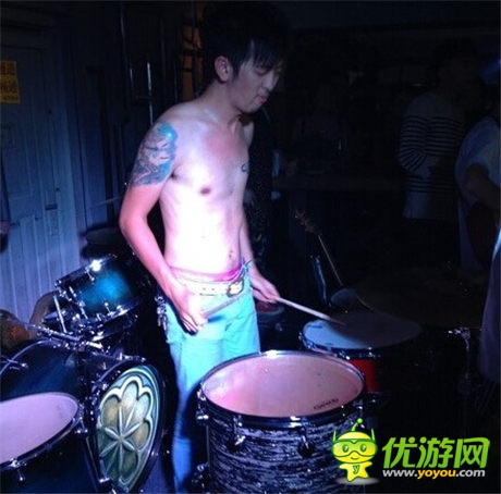 后海大鯊魚獻(xiàn)唱 鳳凰游戲閃耀三里屯