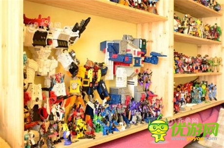 青島小夫妻收藏變形金剛12年 耗資20多萬元