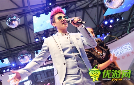 溫瑞安周韋彤出席游族CJ展臺《四大萌捕》首映禮