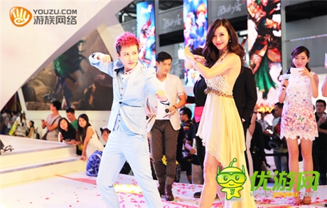 溫瑞安周韋彤出席游族CJ展臺《四大萌捕》首映禮