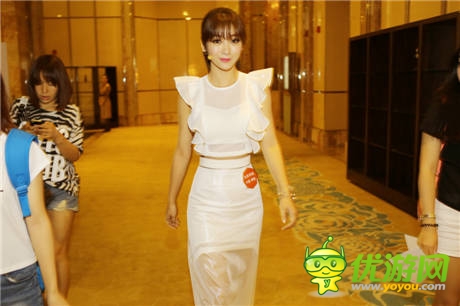 柳巖大變妝扮一襲純白驚爆《全民奇跡》發(fā)布會