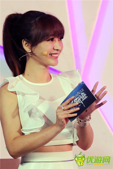 柳巖大變妝扮一襲純白驚爆《全民奇跡》發(fā)布會