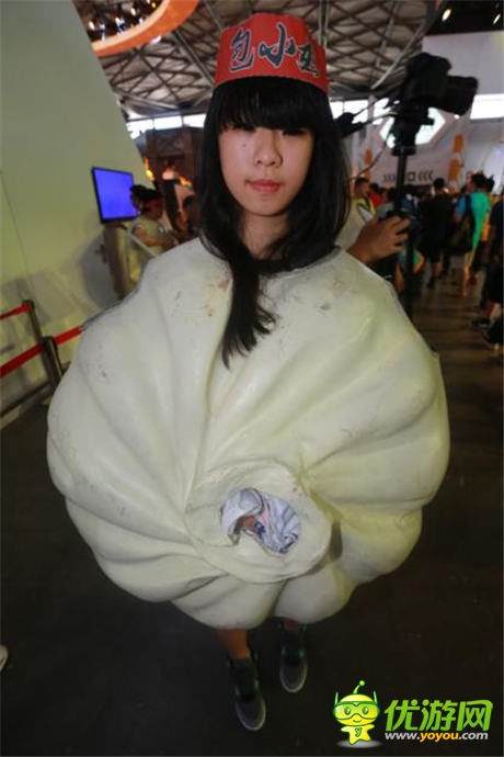 “包”小姐《三國(guó)戰(zhàn)紀(jì)》展臺(tái)露“陷”